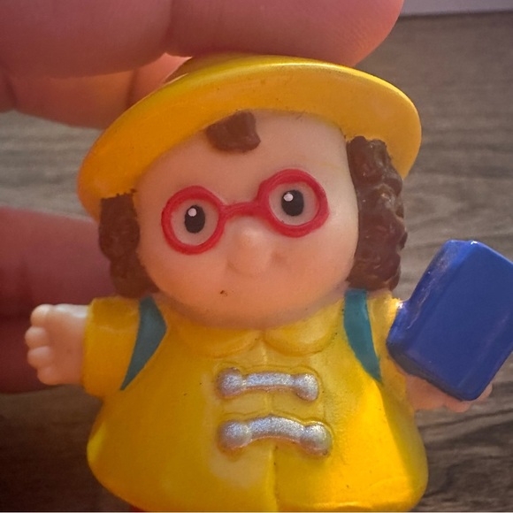 Fischer Price LITTLE PEOPLE MAGGIE Figure 2001 Raincoat Glasses Text Book School - Picture 7 of 8